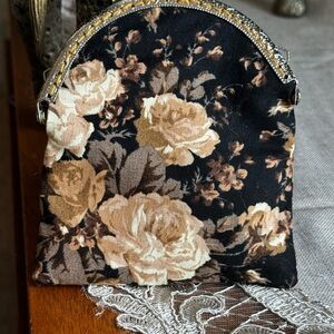 Elegant Flowers Clutch Coin Purse with Maroon [Square] *The Mia*